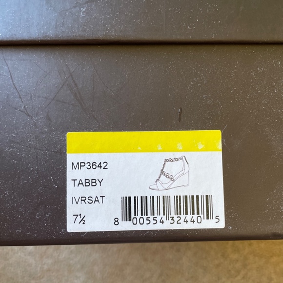 NWT. In box. Badgley Mischka bridal shoes - Picture 11 of 11